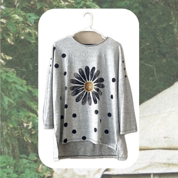 🏷️ talk of the walk • gray knit flower tunic with side slits & flower - Picture 1 of 12